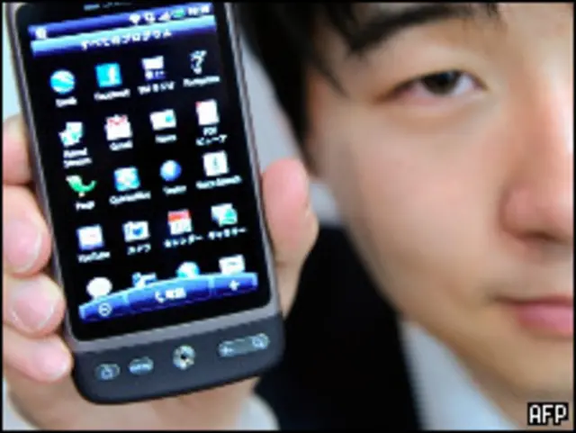 Японец с мобильным телефоном