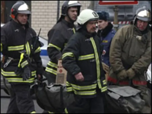 Petugas bantuan di Moskow