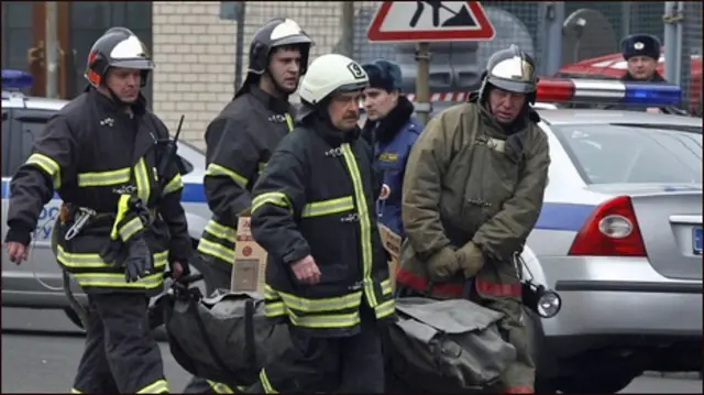 Спасатели переносят пострадавшего в результате одного из взрывов в московском метро