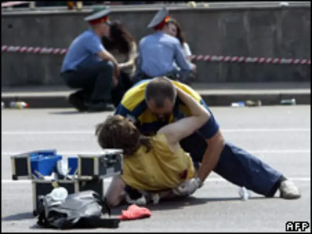 دو ہزار تین میں ہی ماسکو میں پہلے خودکش حملے میں ایک کھلے آسمان تلے منعقد ایک راک موسیقی کے تہوار کو نشانہ بنایا گیا