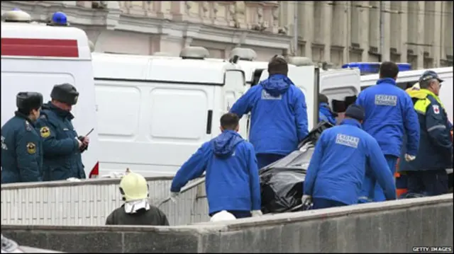 Petugas darurat mengevakuasi korban