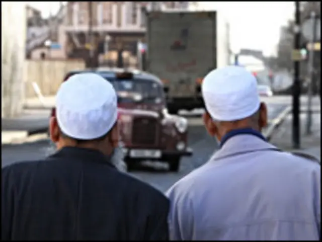 Два мусульманина на улице Лондона