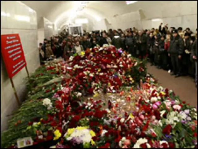 Warga Moskow meletakkan karangan bunga tanda berduka cita