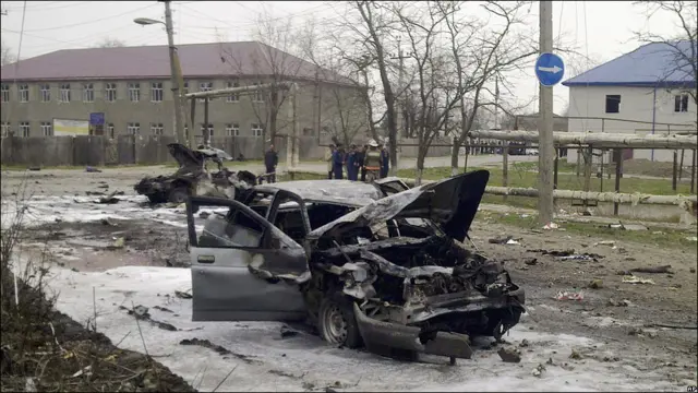 Обломки взорванных машин в Кизляре