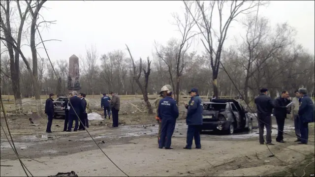 Сотрудники оперативных служб на месте взрывов в Кизляре