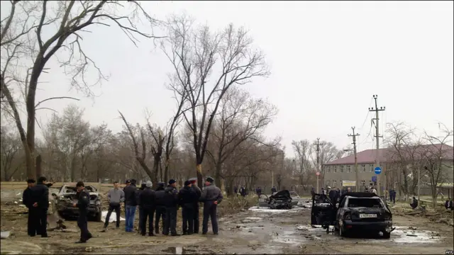 Милиционеры и следователи осматривают место взрывов в Кизляре