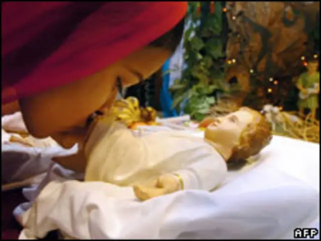 在斯利那加的教堂里一名妇女在亲吻耶稣像