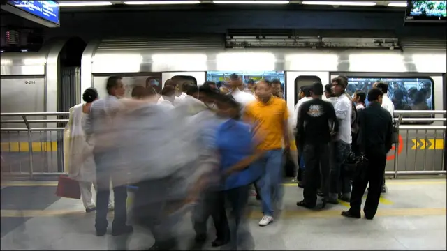 新德里Rajiv Chowk地铁站大量乘客上下列车（12/3/2010）