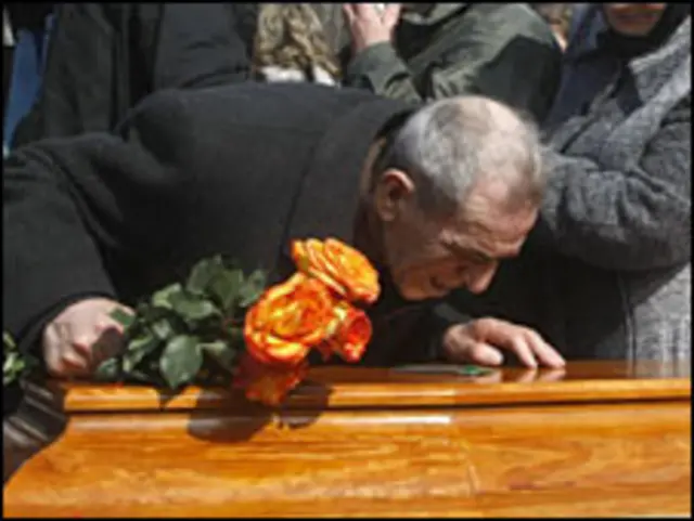 Pemakaman pertama para korban ledakan dilakukan pada hari Rabu