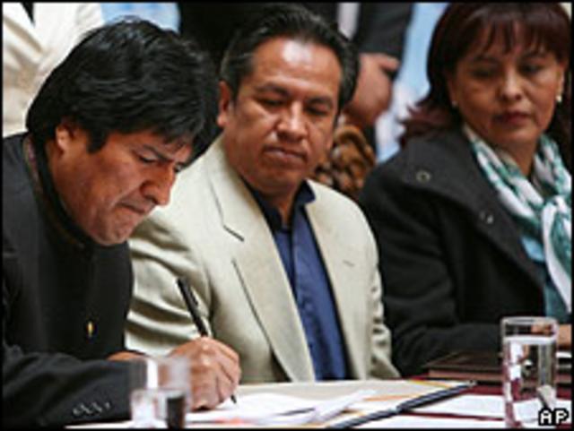 El presidente de Bolivia, Evo Morales, acompañado por el presidente del Senado, Rene Martinez, y la ministra contra la corrupción, Nardy Suxo