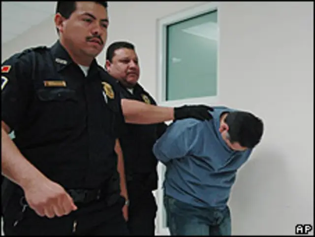 La policía escoltando a Ricardo Valles, acusado de participar en ataque contra personal consular de EEUU en Ciudad Juárez