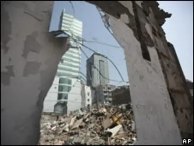 上海拆迁房的破镜子折射出附近新居民楼