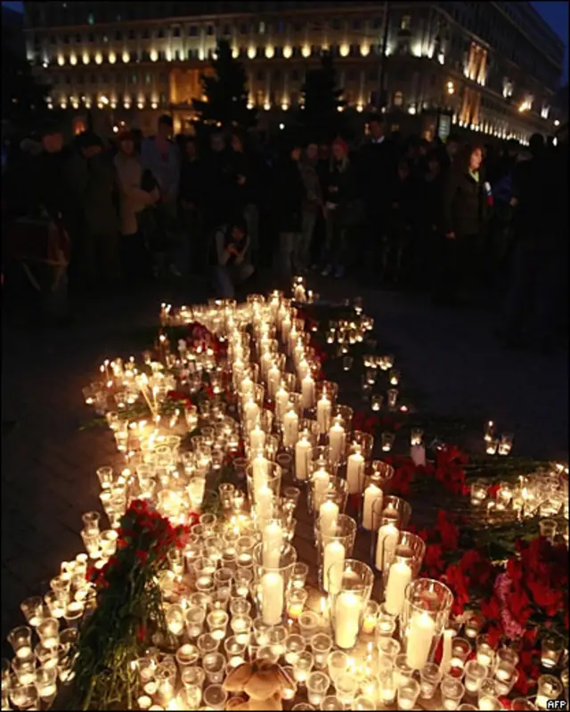 Свечи у здания ФСБ на Лубянской площади