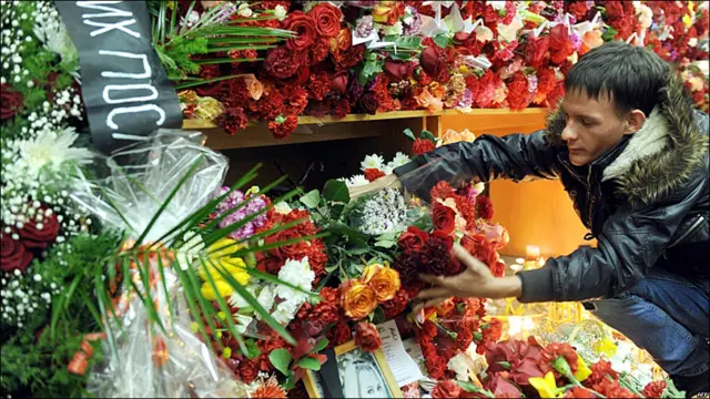 Цветы на месте взрыва в вестибюле метро "Лубянка"