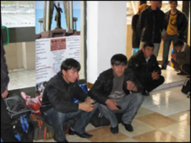 Очередь в миграционном центре