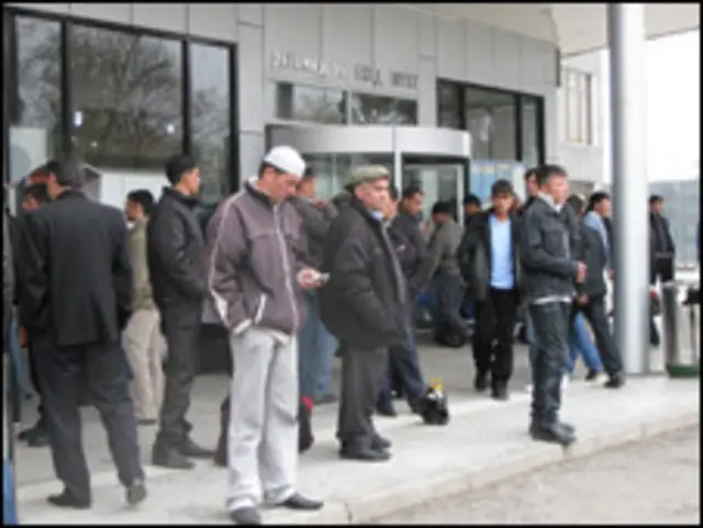 Толпа мигрантов