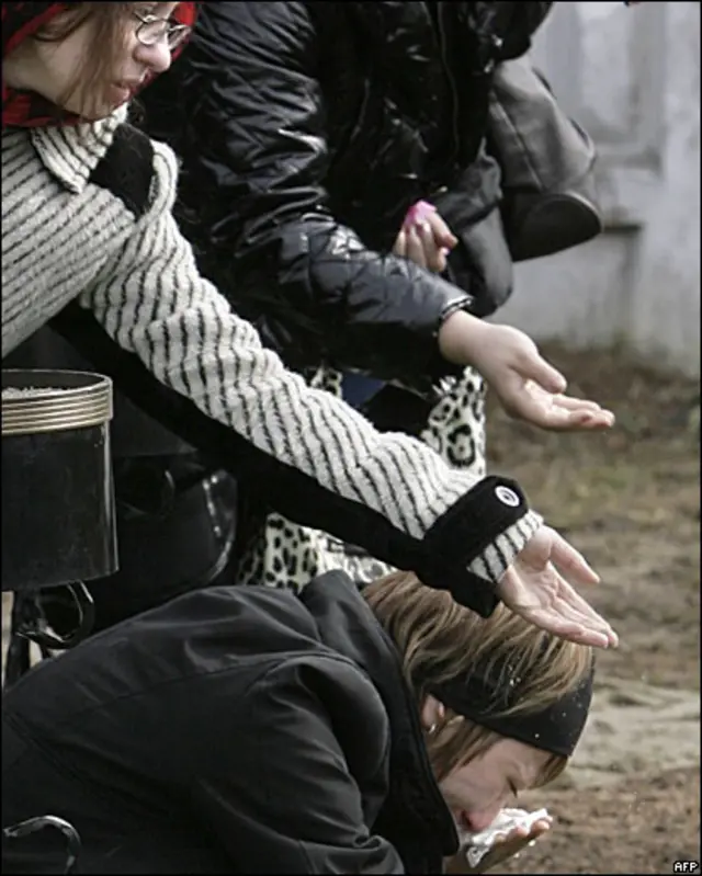 Горсть земли в могилу