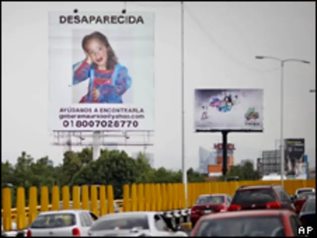 Cartel con la foto de la niña Paulette en México.
