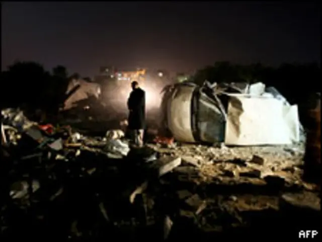 فلسطيني يتفقد موقغ اثر اصابته بقصف اسرائيلي