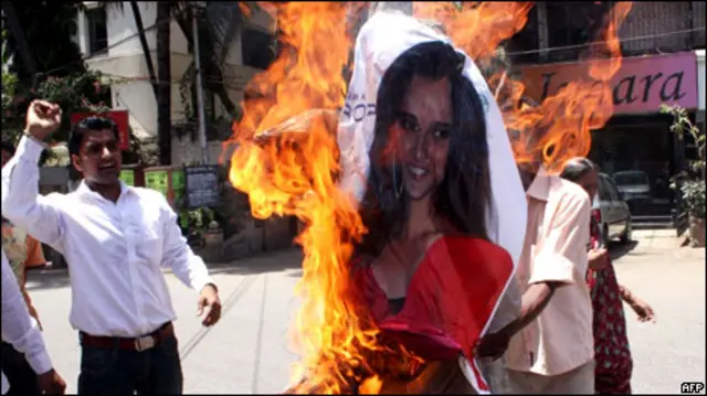 सानिया के ख़िलाफ़ प्रदर्शन