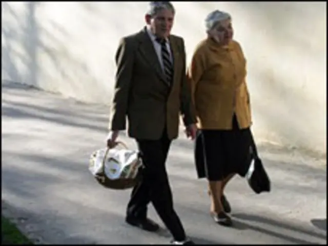 Чоловік і жінка з кошиком, фото УНІАН