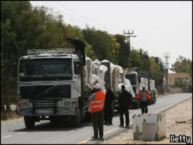 Колонна грузовиков с товаром