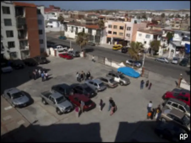 مردم در شهر تیهوانا از ساختمان ها خارج شدند