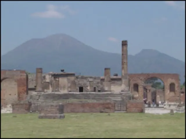 گدازه های آتشفشان وزوو ، شهر پمپی را نابود کرد