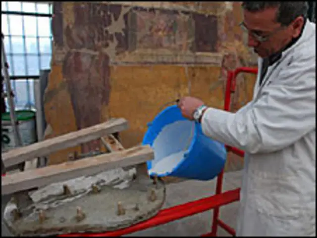 Seorang ahli menuang cairan khusus untuk mengawetkan sisa kerangka