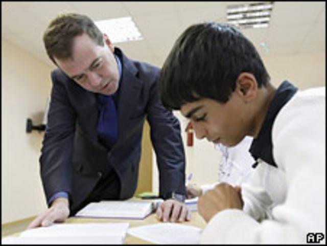Президент России Дмитрий Медведев разговаривает с мальчиком в школе в Адлере 6 марта 2010 года
