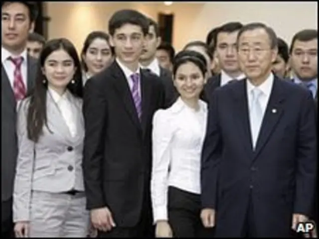 Генсек ООН Пан Ги Мун со студентами Ташкентского университета