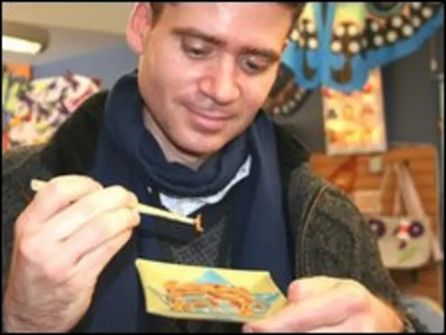 Человек, поедающий насекомых