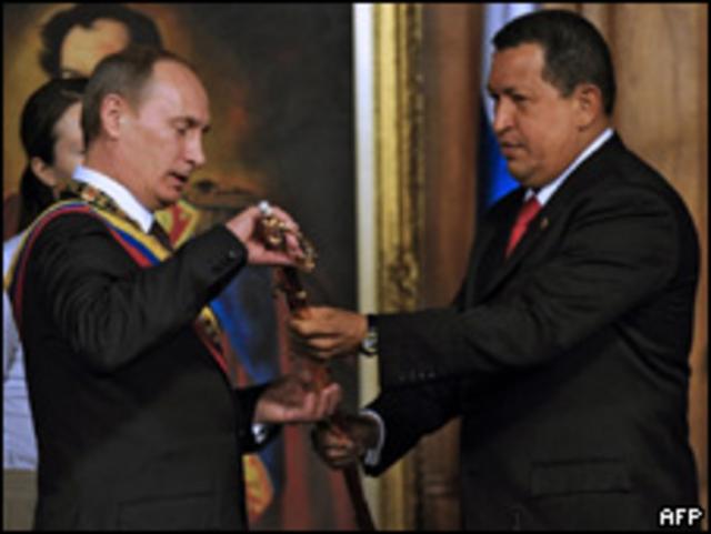 El primer ministro de Rusia, Vladimir Putin, y el presidente de Venezuela, Hugo Chávez, durante la reciente visita a Caracas