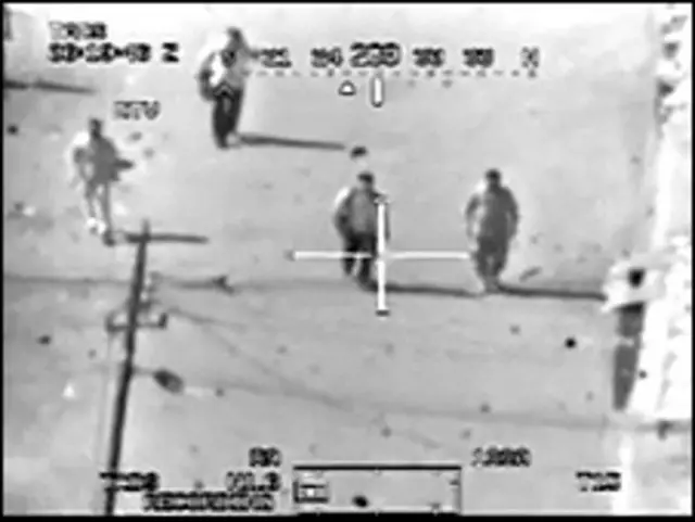 Captura del video de WikiLeaks en el que supuestamente soldados de EE.UU. atacan a civiles en Irak