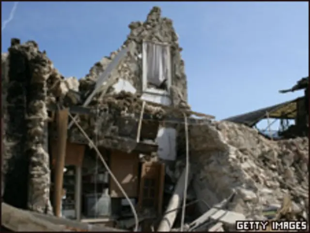 Localidad cerca de L'Aquila afectada por el terremoto hace un año.