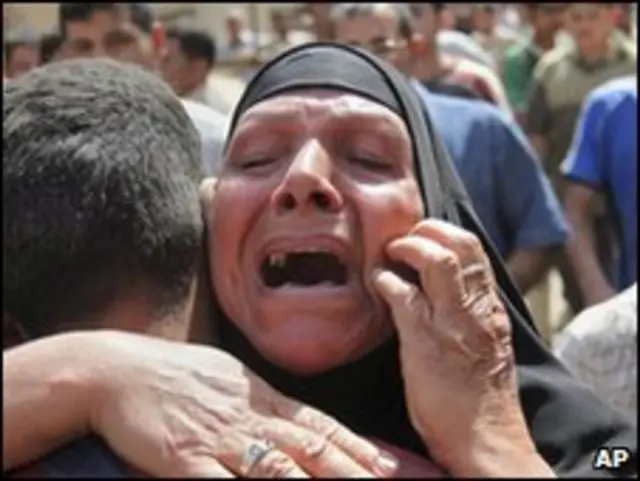 امراة عراقية تصرخ بعد احد الانفجارات