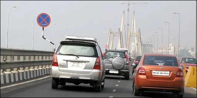印度孟买汽车通过班德拉—沃里跨海大桥（10/3/2010）