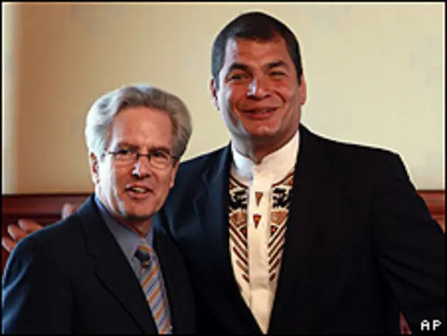 Arturo Valenzuela (izq.) y Rafael Correa en un momento de su reunión en Quito