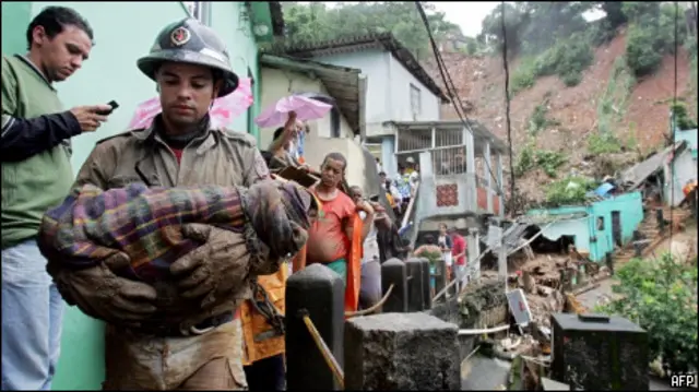Bombeiro retira corpo de criança no Morro do Borel