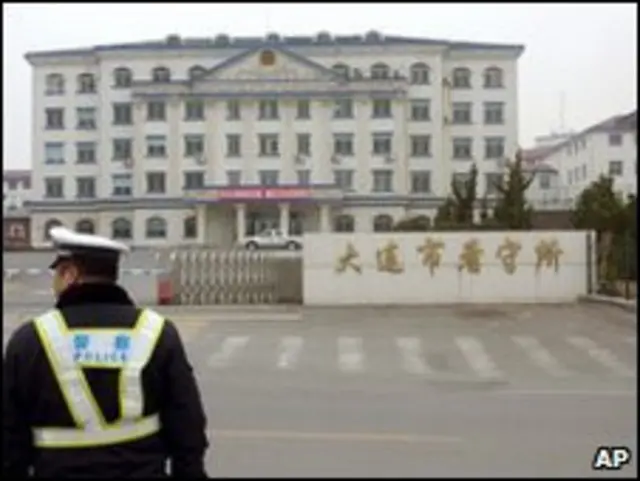 Polisi di depan penjara Dalian, tempat warga negara Jepang dieksekusi 9 April 2010