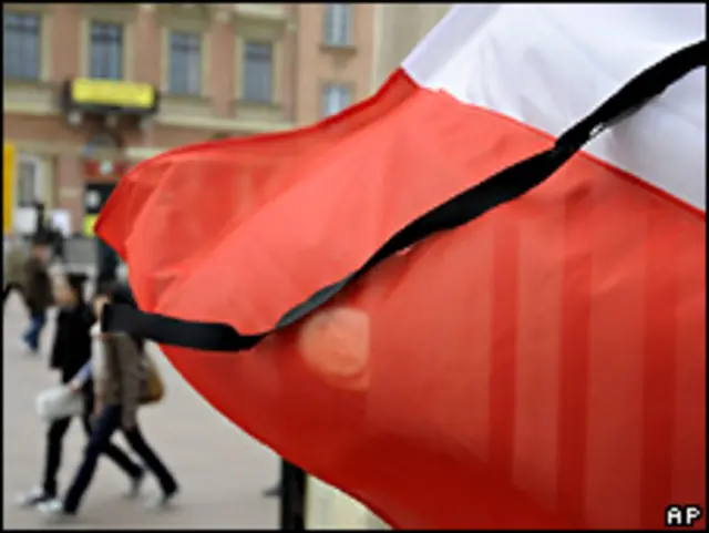Польский флаг с траурной ленточкой