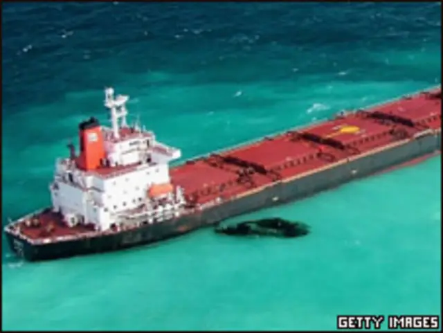 大堡礁水域搁浅的“深能一号”中国运煤船(04/04/2020)