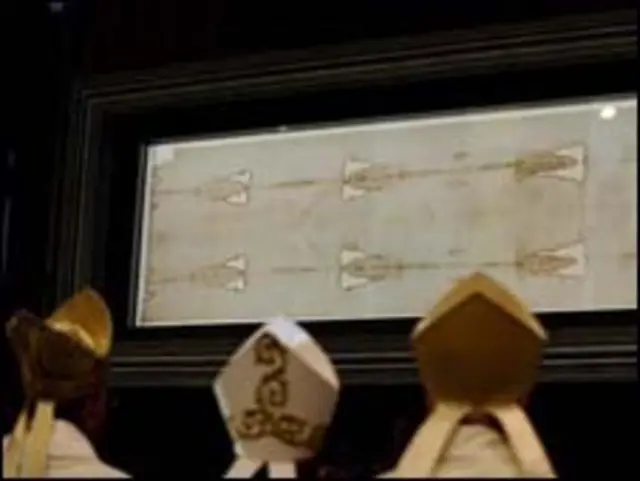 البابا يعاين الكفن بتورينو الإيطالية