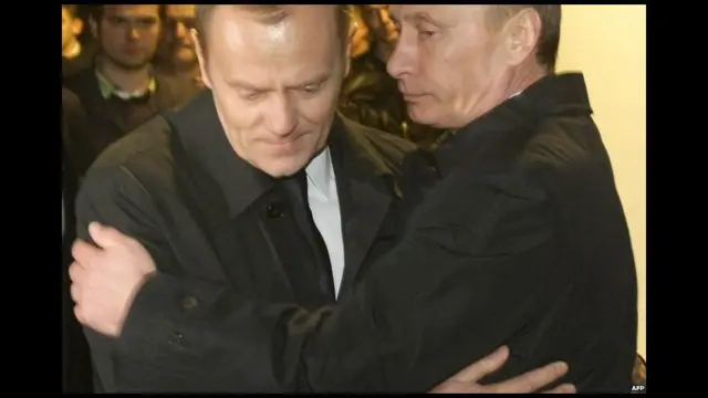 Thủ tướng Ba Lan Donald Tusk được người tương nhiệm phía Nga, Vladimir Putin, an ủi khi ông tới thăm hiện trường tại Smolensk.