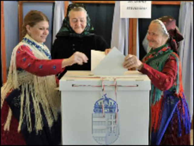 Избирательницы в народных костюмах 