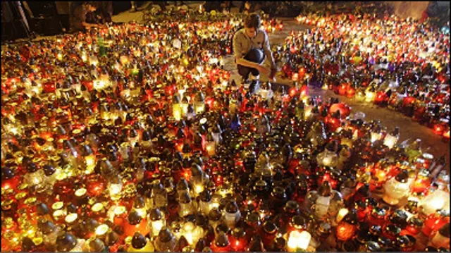 Поминальні свічки біля президентського палацу у Варшаві