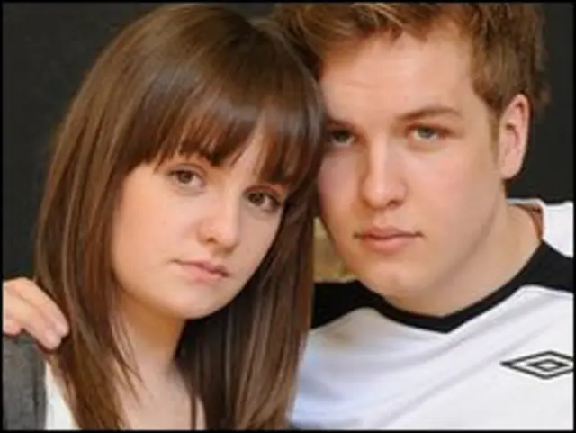 В роли современных Ромео и Джульетту выступают актеры Джеймс Барретт и Шарлотта Уэйкфилд