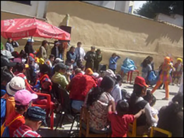Los niños del penal de Obrajes en la Paz, Bolivia, en una celebración.