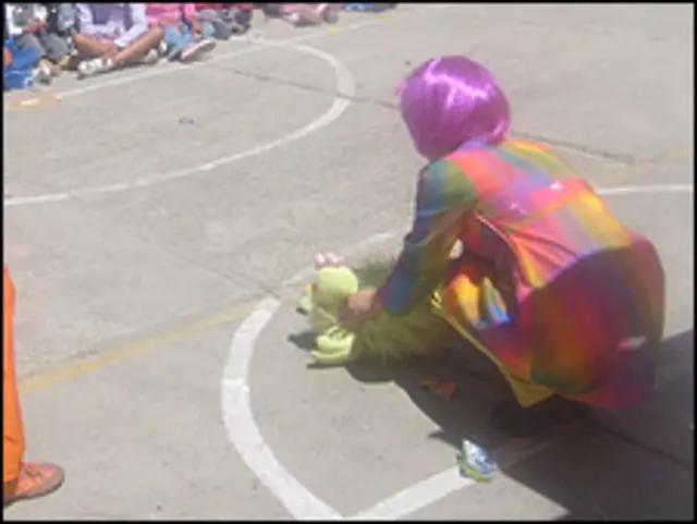 Niños en celebración en penal boliviano.