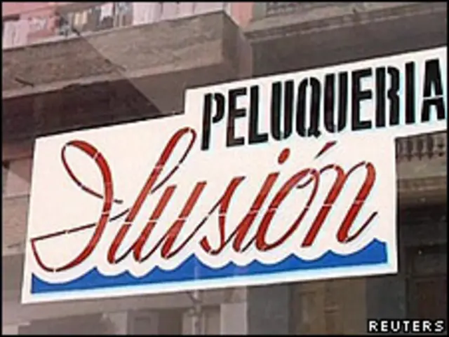 Fachada de peluquería en La Habana, Cuba